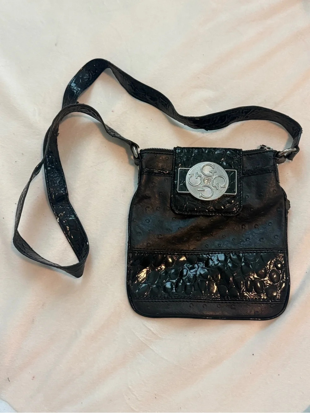 Vintage GUESS Black Crossbody Shoulder Bag with Decorative Medallion